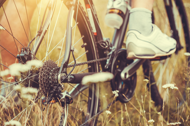 自転車のペダルを踏む